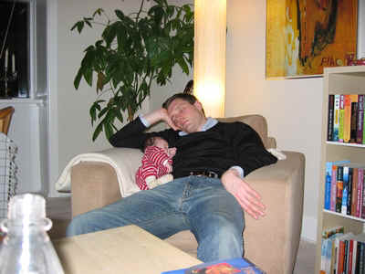 tn_far og Sarah sover sdt.JPG (118540 bytes)